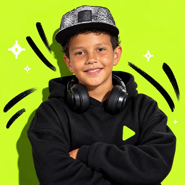 Thiago mit Cap, Kopfhörern und schwarzem Hoodie vor limegrünem Hintergrund (KI-bearbeitetes Porträt)